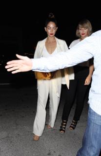 Lily Aldridge feet photo thumbnail