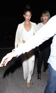 Lily Aldridge feet photo thumbnail