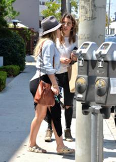 Hilary Duff feet photo thumbnail
