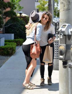 Hilary Duff feet photo thumbnail