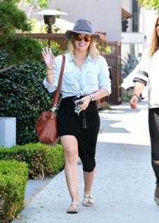 Hilary Duff feet photo thumbnail