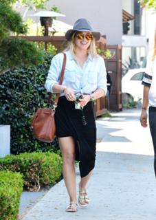 Hilary Duff feet photo thumbnail