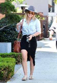 Hilary Duff feet photo thumbnail