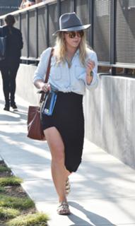 Hilary Duff feet photo thumbnail