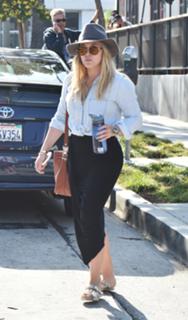 Hilary Duff feet photo thumbnail