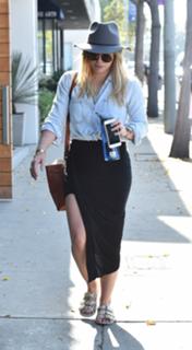 Hilary Duff feet photo thumbnail