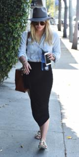 Hilary Duff feet photo thumbnail