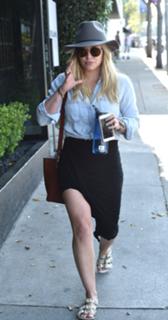Hilary Duff feet photo thumbnail