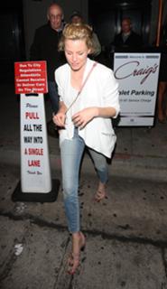 Elizabeth Banks feet photo thumbnail