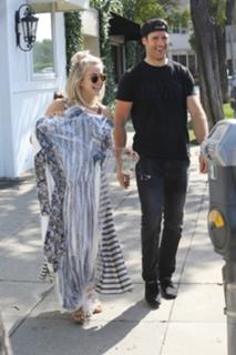 Julianne Hough feet photo thumbnail