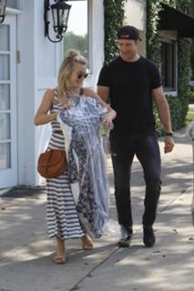 Julianne Hough feet photo thumbnail