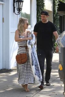 Julianne Hough feet photo thumbnail