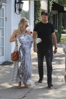 Julianne Hough feet photo thumbnail