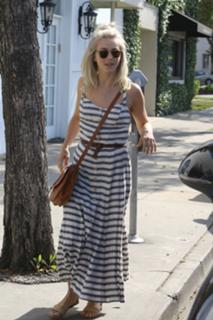 Julianne Hough feet photo thumbnail