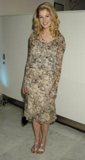 Rosamund Pike feet photo thumbnail