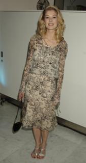 Rosamund Pike feet photo thumbnail