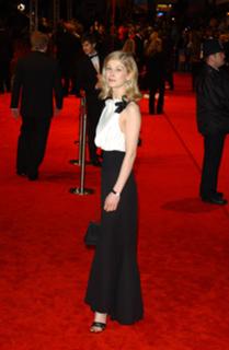 Rosamund Pike feet photo thumbnail