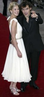 Rosamund Pike feet photo thumbnail