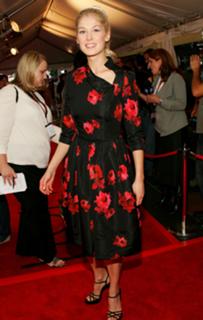 Rosamund Pike feet photo thumbnail
