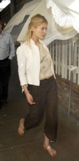 Rosamund Pike feet photo thumbnail
