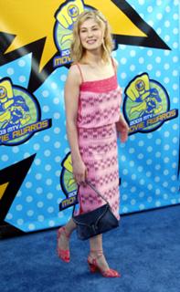 Rosamund Pike feet photo thumbnail