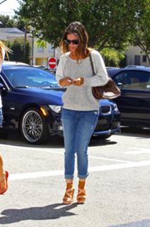 Rachel Bilson feet photo thumbnail