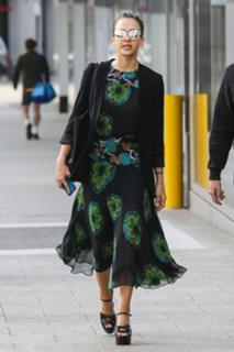 Jessica Alba feet photo thumbnail
