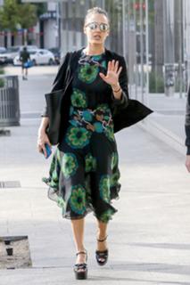 Jessica Alba feet photo thumbnail