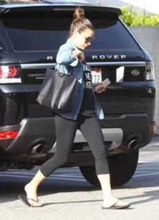 Lea Michele feet photo thumbnail