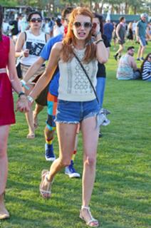 Emma Roberts feet photo thumbnail