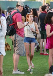 Emma Roberts feet photo thumbnail