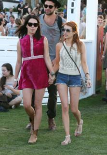 Emma Roberts feet photo thumbnail