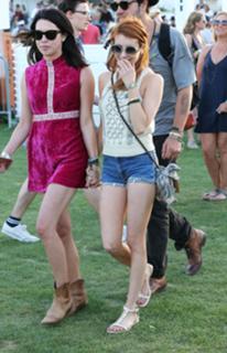 Emma Roberts feet photo thumbnail