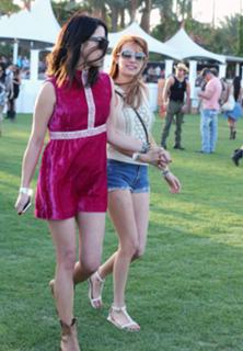 Emma Roberts feet photo thumbnail