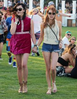 Emma Roberts feet photo thumbnail