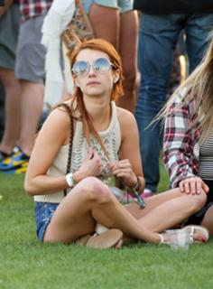 Emma Roberts feet photo thumbnail
