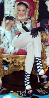 Gwen Stefani feet photo thumbnail