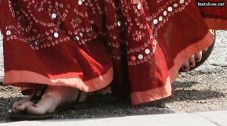 Gwen Stefani feet photo thumbnail