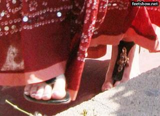 Gwen Stefani feet photo thumbnail