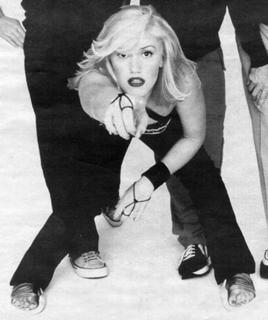 Gwen Stefani feet photo thumbnail