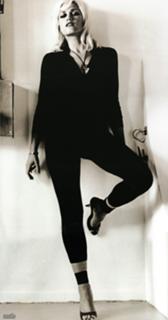 Gwen Stefani feet photo thumbnail