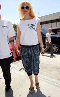 Gwen Stefani feet photo thumbnail