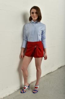 Maisie Williams feet photo thumbnail