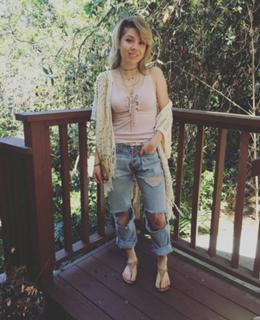 Jennette McCurdy feet photo thumbnail