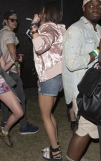 Bella Thorne feet photo thumbnail