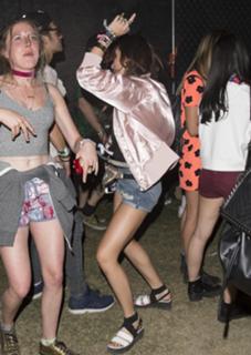 Bella Thorne feet photo thumbnail
