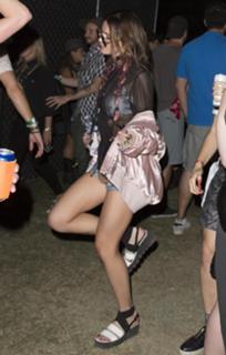 Bella Thorne feet photo thumbnail