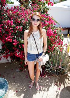 Emma Roberts feet photo thumbnail