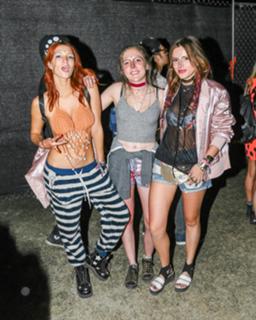 Bella Thorne feet photo thumbnail