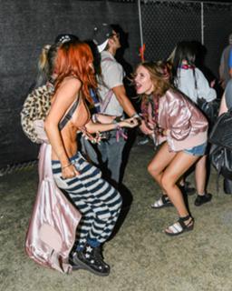 Bella Thorne feet photo thumbnail